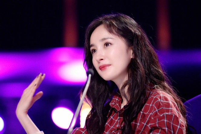 Dương Mịch xinh như búp bê, chân dài mê mải, rộ tin hẹn hò trai trẻ - ảnh 6