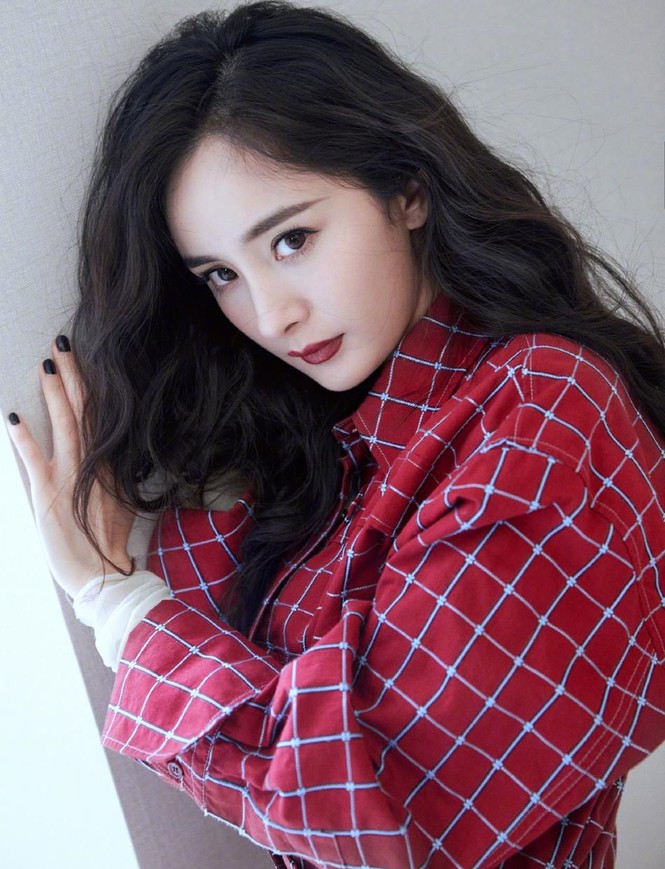 Dương Mịch xinh như búp bê, chân dài mê mải, rộ tin hẹn hò trai trẻ - ảnh 2
