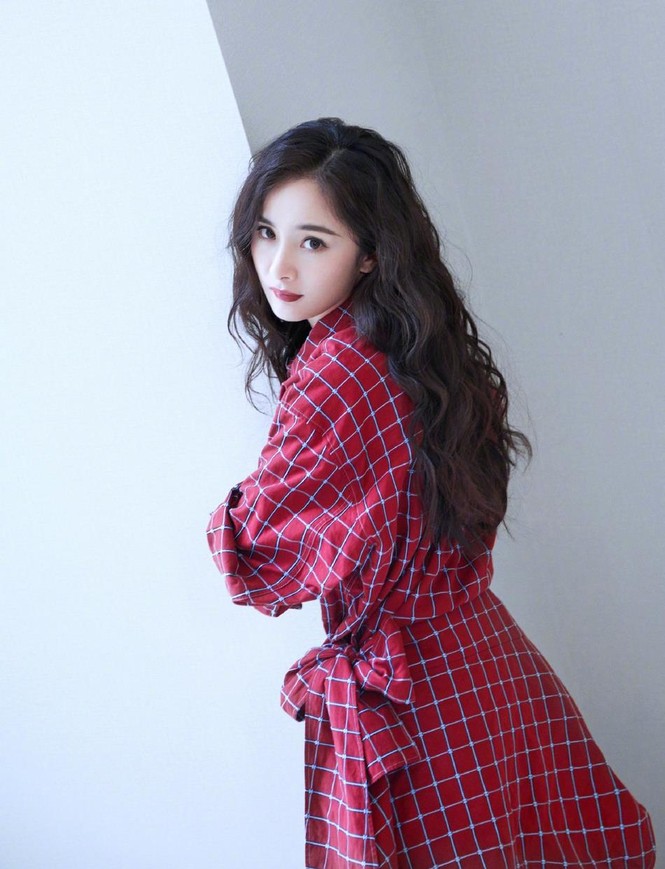 Dương Mịch xinh như búp bê, chân dài mê mải, rộ tin hẹn hò trai trẻ - ảnh 3