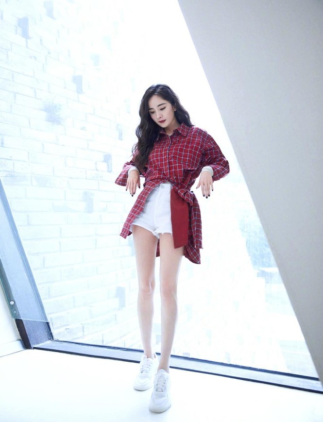 Dương Mịch xinh như búp bê, chân dài mê mải, rộ tin hẹn hò trai trẻ - ảnh 4