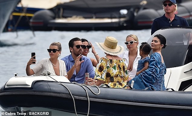 Dàn mỹ nhân nhà Kardashian: Cô út gợi cảm, mẹ ruột U70 váy hoa trẻ trung - ảnh 11
