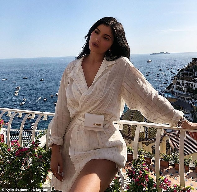 Nàng út tỉ phú nhà Kardashian áo yếm lưng trần hút mọi ánh nhìn ở Ý - ảnh 16