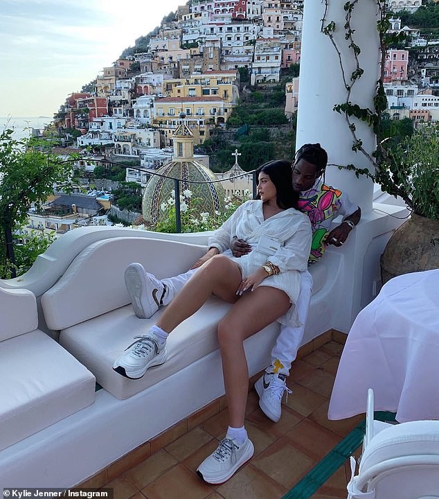 Nàng út tỉ phú nhà Kardashian áo yếm lưng trần hút mọi ánh nhìn ở Ý - ảnh 19