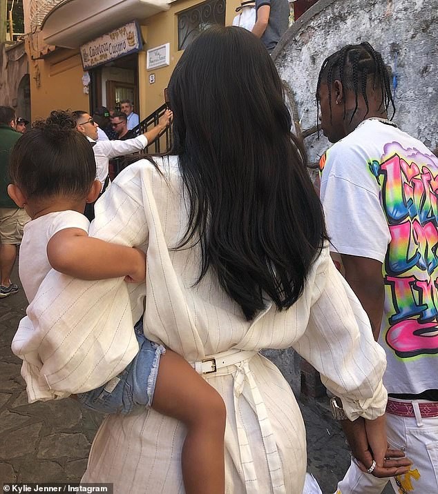 Nàng út tỉ phú nhà Kardashian áo yếm lưng trần hút mọi ánh nhìn ở Ý - ảnh 20