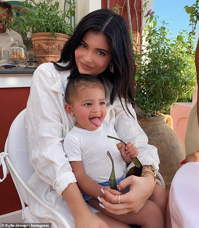 Nàng út tỉ phú nhà Kardashian áo yếm lưng trần hút mọi ánh nhìn ở Ý - ảnh 18