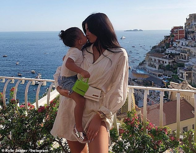 Nàng út tỉ phú nhà Kardashian áo yếm lưng trần hút mọi ánh nhìn ở Ý - ảnh 17