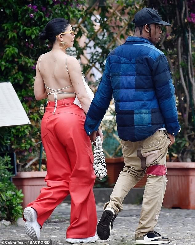 Nàng út tỉ phú nhà Kardashian áo yếm lưng trần hút mọi ánh nhìn ở Ý - ảnh 6