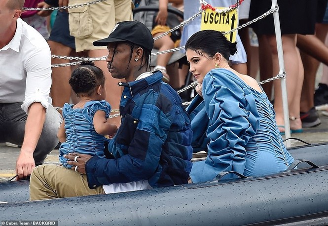 Dàn mỹ nhân nhà Kardashian: Cô út gợi cảm, mẹ ruột U70 váy hoa trẻ trung - ảnh 3