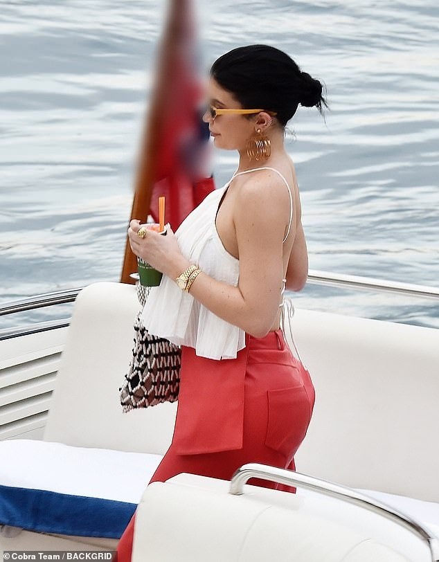 Nàng út tỉ phú nhà Kardashian áo yếm lưng trần hút mọi ánh nhìn ở Ý - ảnh 2