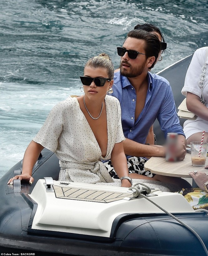 Nàng mẫu Sofia Richie 'thả rông' vòng 1 táo bạo bên bạn trai hơn 16 tuổi - ảnh 5