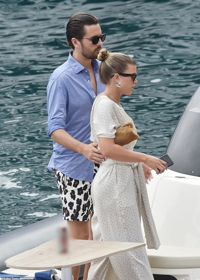 Nàng mẫu Sofia Richie 'thả rông' vòng 1 táo bạo bên bạn trai hơn 16 tuổi - ảnh 6