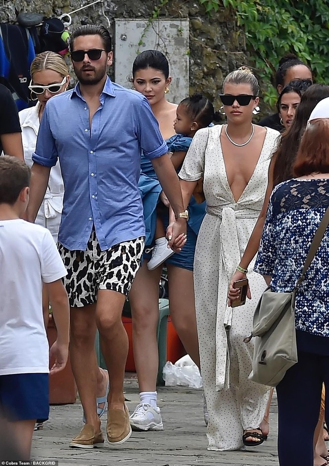 Nàng mẫu Sofia Richie 'thả rông' vòng 1 táo bạo bên bạn trai hơn 16 tuổi - ảnh 8