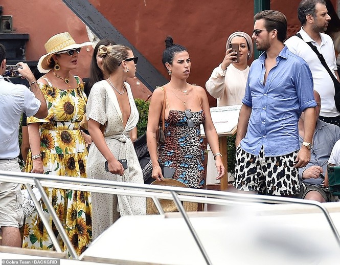 Nàng mẫu Sofia Richie 'thả rông' vòng 1 táo bạo bên bạn trai hơn 16 tuổi - ảnh 9