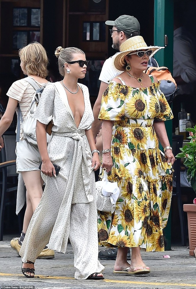 Nàng mẫu Sofia Richie 'thả rông' vòng 1 táo bạo bên bạn trai hơn 16 tuổi - ảnh 10