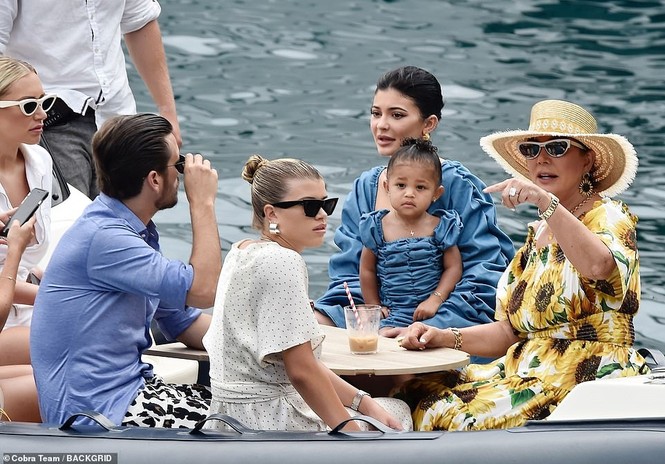 Nàng mẫu Sofia Richie 'thả rông' vòng 1 táo bạo bên bạn trai hơn 16 tuổi - ảnh 7
