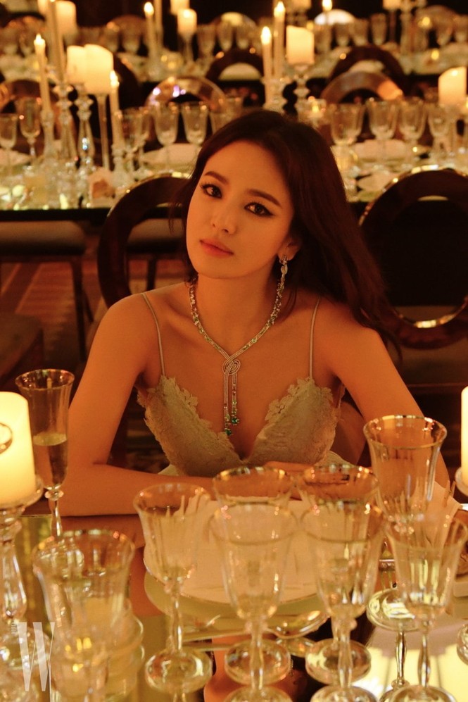 Song Hye Kyo mặt mộc, diện váy quây gợi cảm đi chợ đêm ở Pháp - ảnh 11