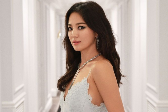 Song Hye Kyo mặt mộc, diện váy quây gợi cảm đi chợ đêm ở Pháp - ảnh 9