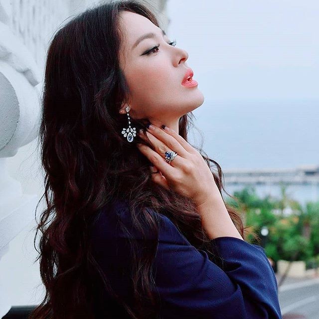 Song Hye Kyo mặt mộc, diện váy quây gợi cảm đi chợ đêm ở Pháp - ảnh 12