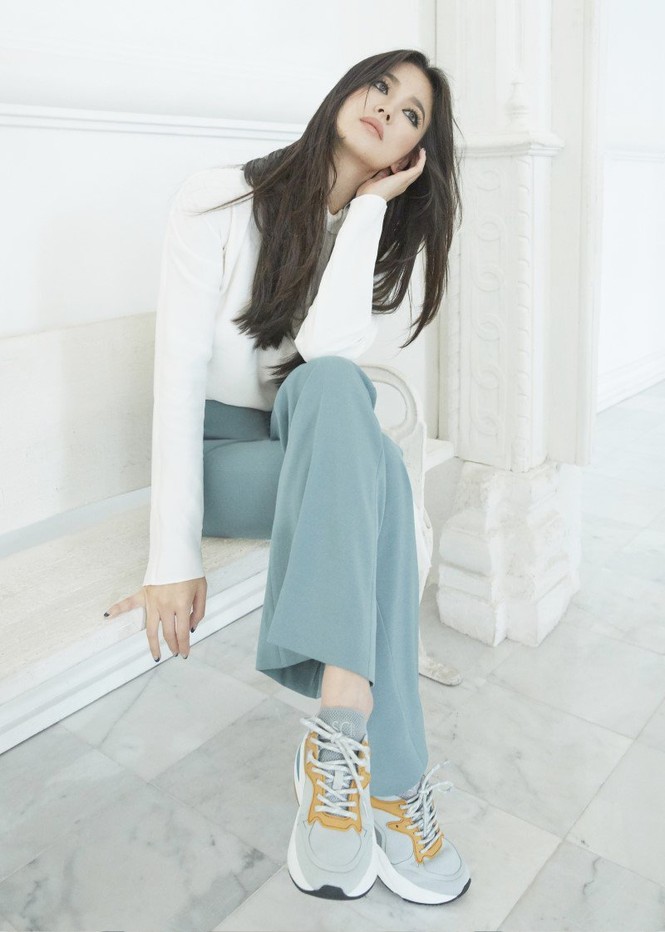 Song Hye Kyo mặt mộc, diện váy quây gợi cảm đi chợ đêm ở Pháp - ảnh 8