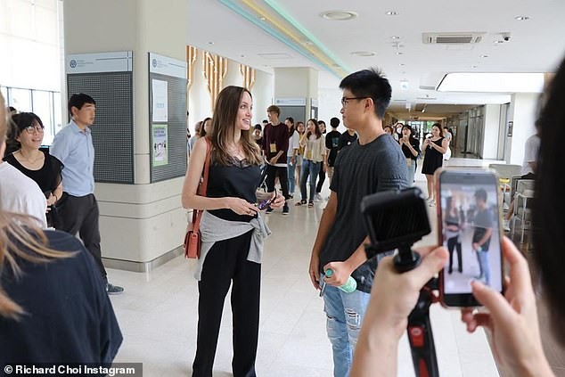 Angelina Jolie cố không khóc khi chia tay con trai Maddox tại Hàn Quốc - ảnh 4