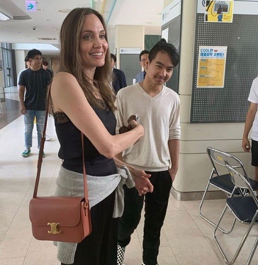 Angelina Jolie cố không khóc khi chia tay con trai Maddox tại Hàn Quốc - ảnh 1