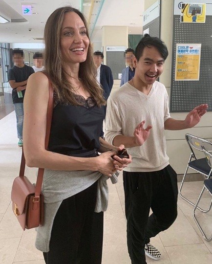 Angelina Jolie cố không khóc khi chia tay con trai Maddox tại Hàn Quốc - ảnh 2