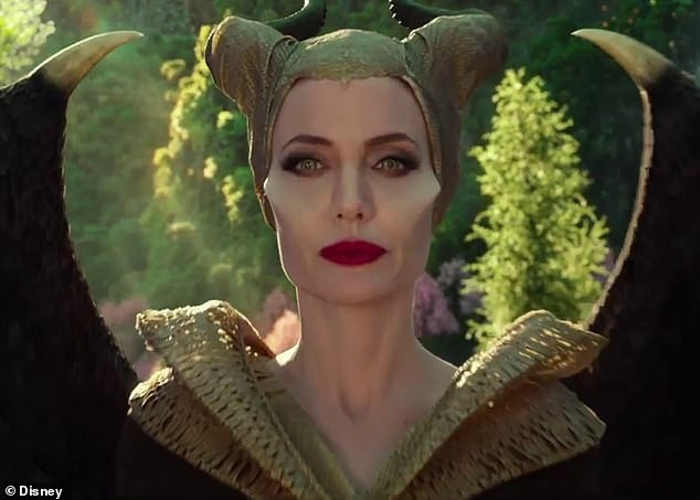 Angelina Jolie cố không khóc khi chia tay con trai Maddox tại Hàn Quốc - ảnh 11