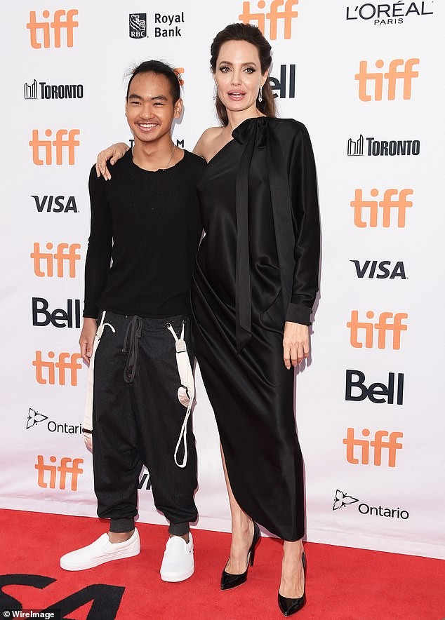 Angelina Jolie cố không khóc khi chia tay con trai Maddox tại Hàn Quốc - ảnh 6