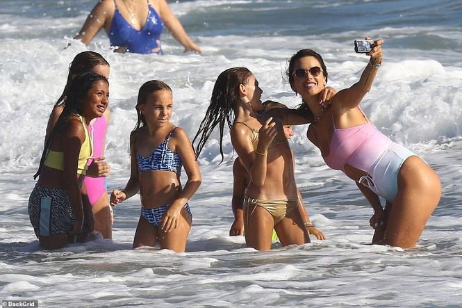 'Nữ thần áo tắm' Alessandra Ambrosio tình tứ hôn bạn trai trên biển - ảnh 8