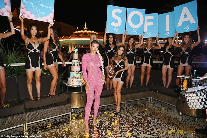 Mặc kín đáo, Sofia Richie vẫn quá đỗi gợi cảm bên bạn trai hơn 16 tuổi - ảnh 6