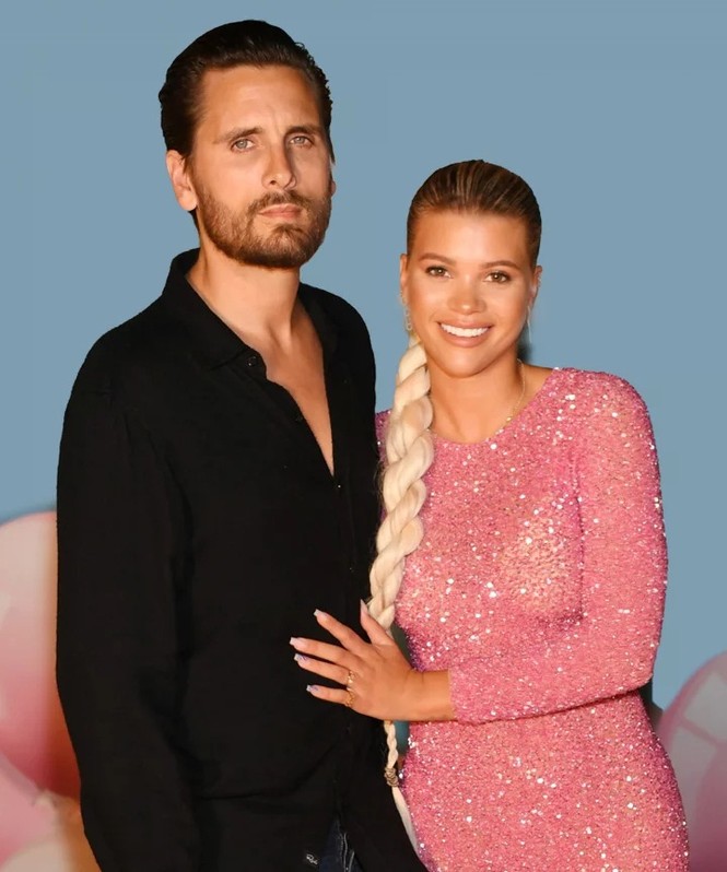 Mặc kín đáo, Sofia Richie vẫn quá đỗi gợi cảm bên bạn trai hơn 16 tuổi - ảnh 2