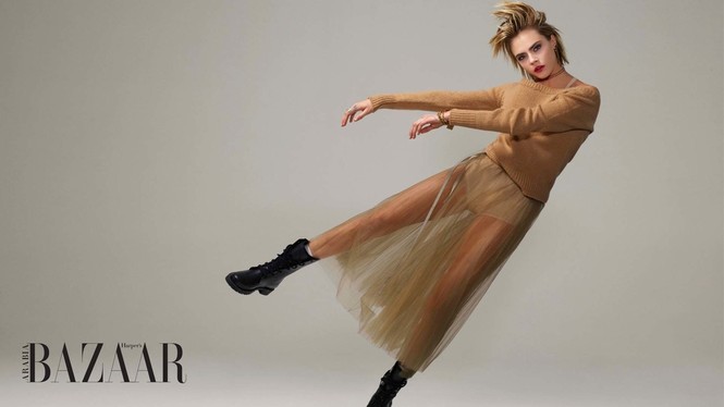 Siêu mẫu đồng tính Cara Delevingne mặc kiệm vải trên phố - ảnh 11
