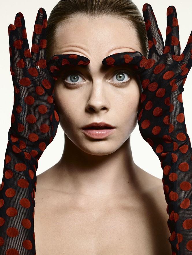 Siêu mẫu đồng tính Cara Delevingne mặc kiệm vải trên phố - ảnh 9