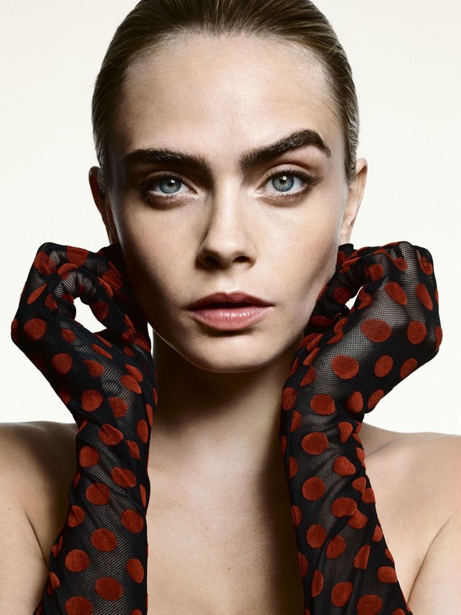 Siêu mẫu đồng tính Cara Delevingne mặc kiệm vải trên phố - ảnh 8