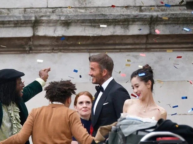 David Beckham tươi hết cỡ bên 'cô dâu' xinh đẹp Angelababy - ảnh 1