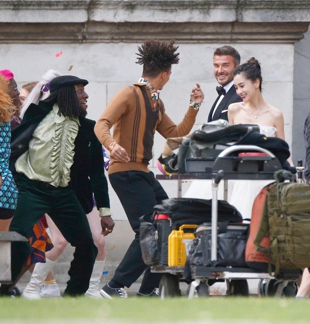 David Beckham tươi hết cỡ bên 'cô dâu' xinh đẹp Angelababy - ảnh 4