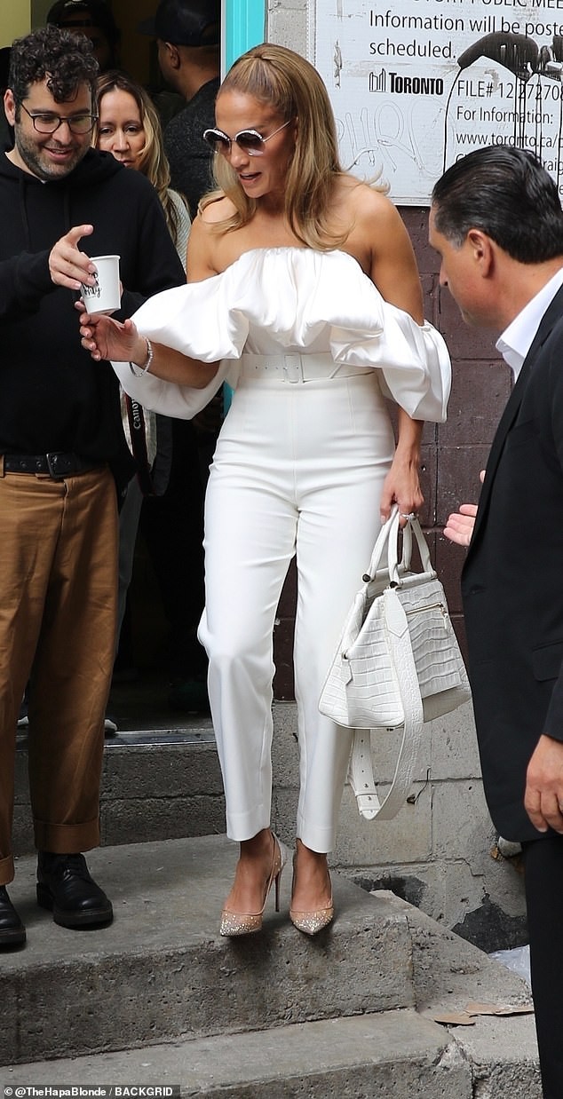 Jennifer Lopez trẻ đẹp khó tin ở tuổi 50 - ảnh 3