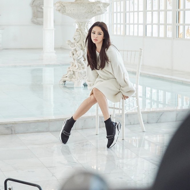 Song Hye Kyo khoe chân thon dáng nuột nà trong loạt ảnh quảng cáo mới. - ảnh 9