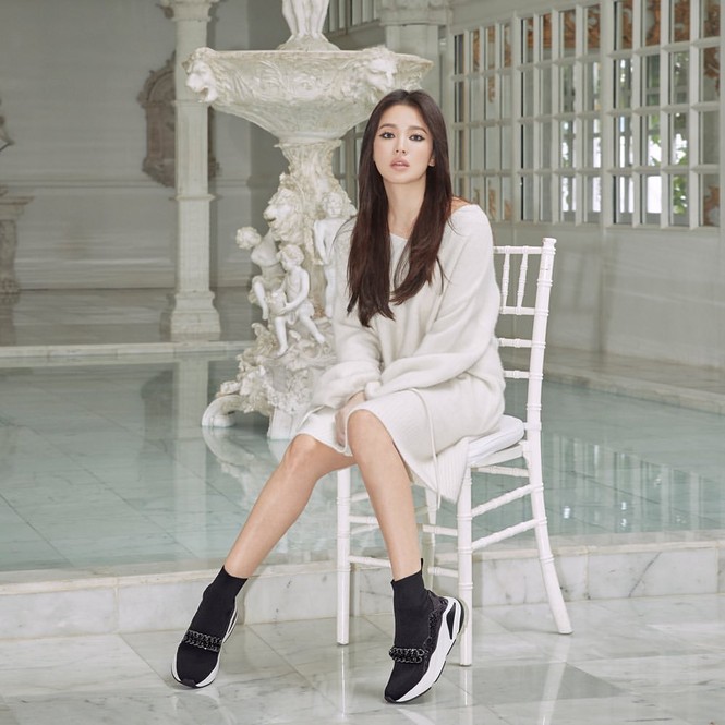 Song Hye Kyo khoe chân thon dáng nuột nà trong loạt ảnh quảng cáo mới. - ảnh 8