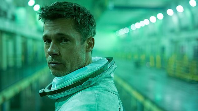 Brad Pitt U60 phong độ bụi phủi hút hồn phái đẹp - ảnh 14