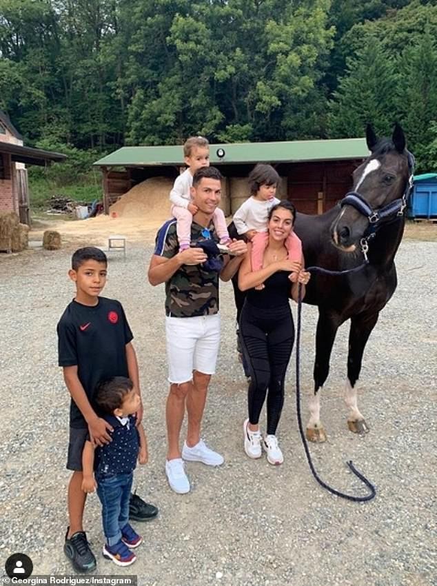 Đi xem thời trang, bạn gái Ronaldo mặc kín đáo vẫn siêu quyến rũ - ảnh 12