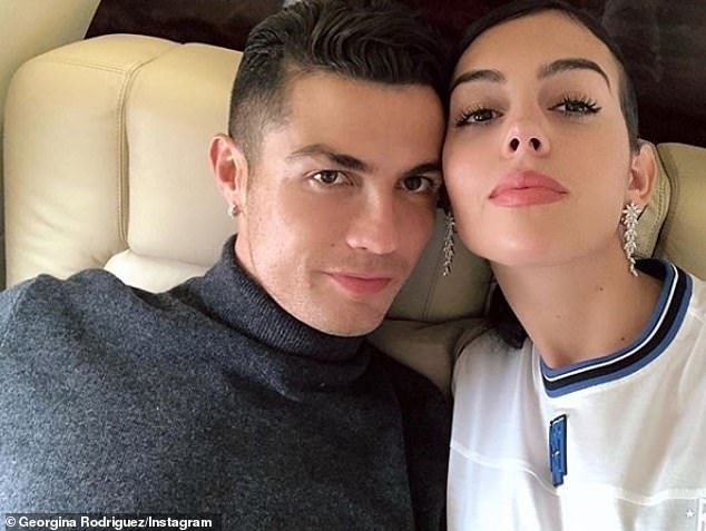 Đi xem thời trang, bạn gái Ronaldo mặc kín đáo vẫn siêu quyến rũ - ảnh 14