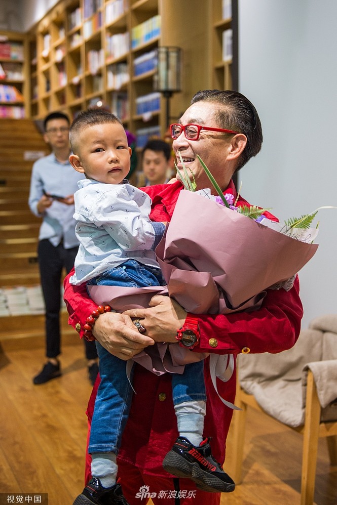 'Tôn Ngộ Không' Lục Tiểu Linh Đồng phong độ, múa võ khỉ ở tuổi 60 - ảnh 4