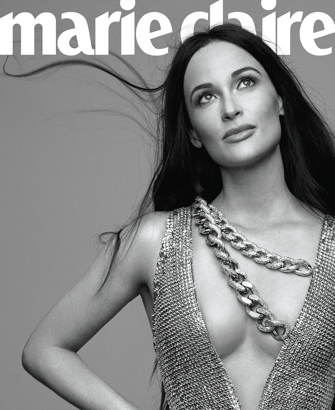 Nữ ca sĩ Mỹ Kacey Musgraves mặc táo bạo khoe đường cong nuột nà - ảnh 1