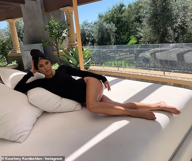 Em gái chân dài nhà Kardashian 'quên nội y' xuống phố - ảnh 19