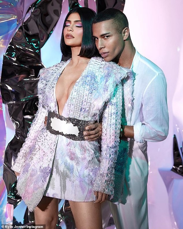 Em gái chân dài nhà Kardashian 'quên nội y' xuống phố - ảnh 21