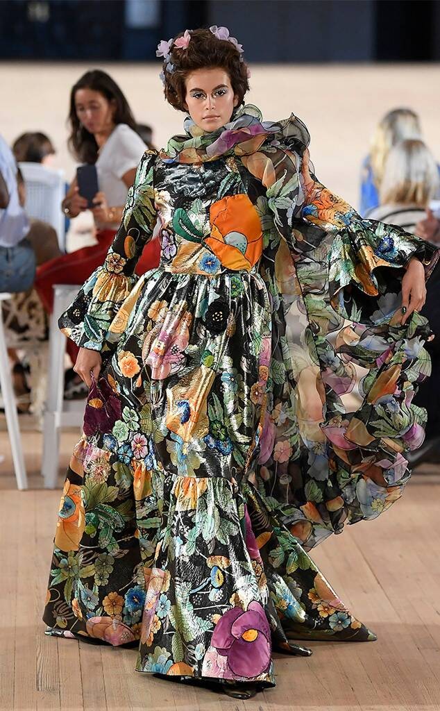 Nàng mẫu 18 tuổi Kaia Gerber yêu kiều như công chúa trên sàn catwalk - ảnh 12