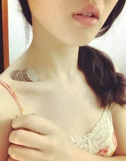 Khoe dáng đẹp, giới trẻ rộ phiên bản nâng cấp của trào lưu xương quai xanh - ảnh 1