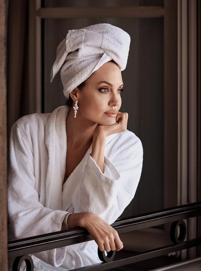 Angelina Jolie quyến rũ đầy mê hoặc khi thả dáng trong bồn tắm - ảnh 4