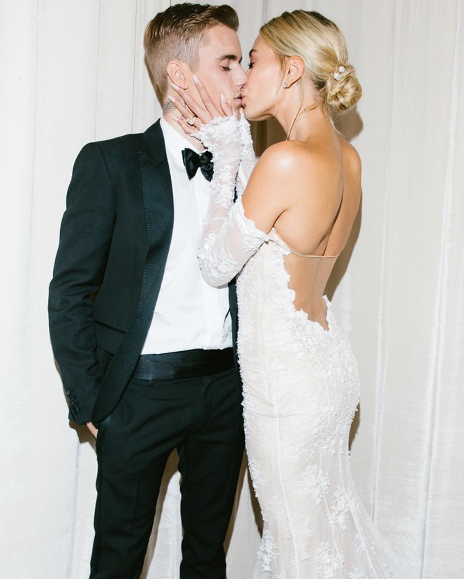 Vợ Justin Bieber siêu gợi cảm trong ảnh cưới đẹp như mơ - ảnh 1